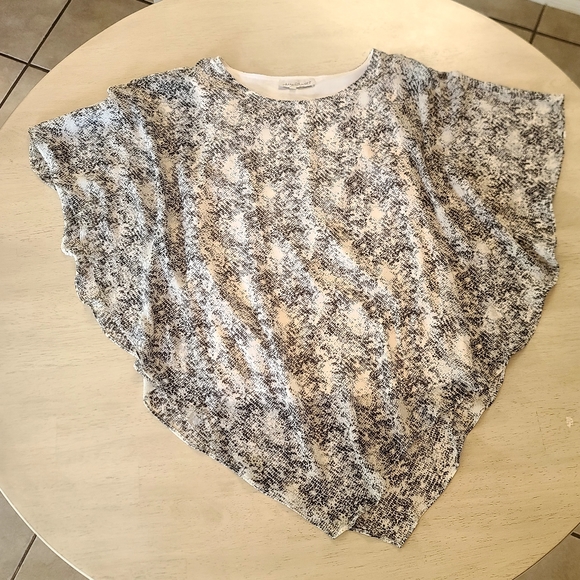 KEREN hart flowy poncho blouse - Picture 2 of 5